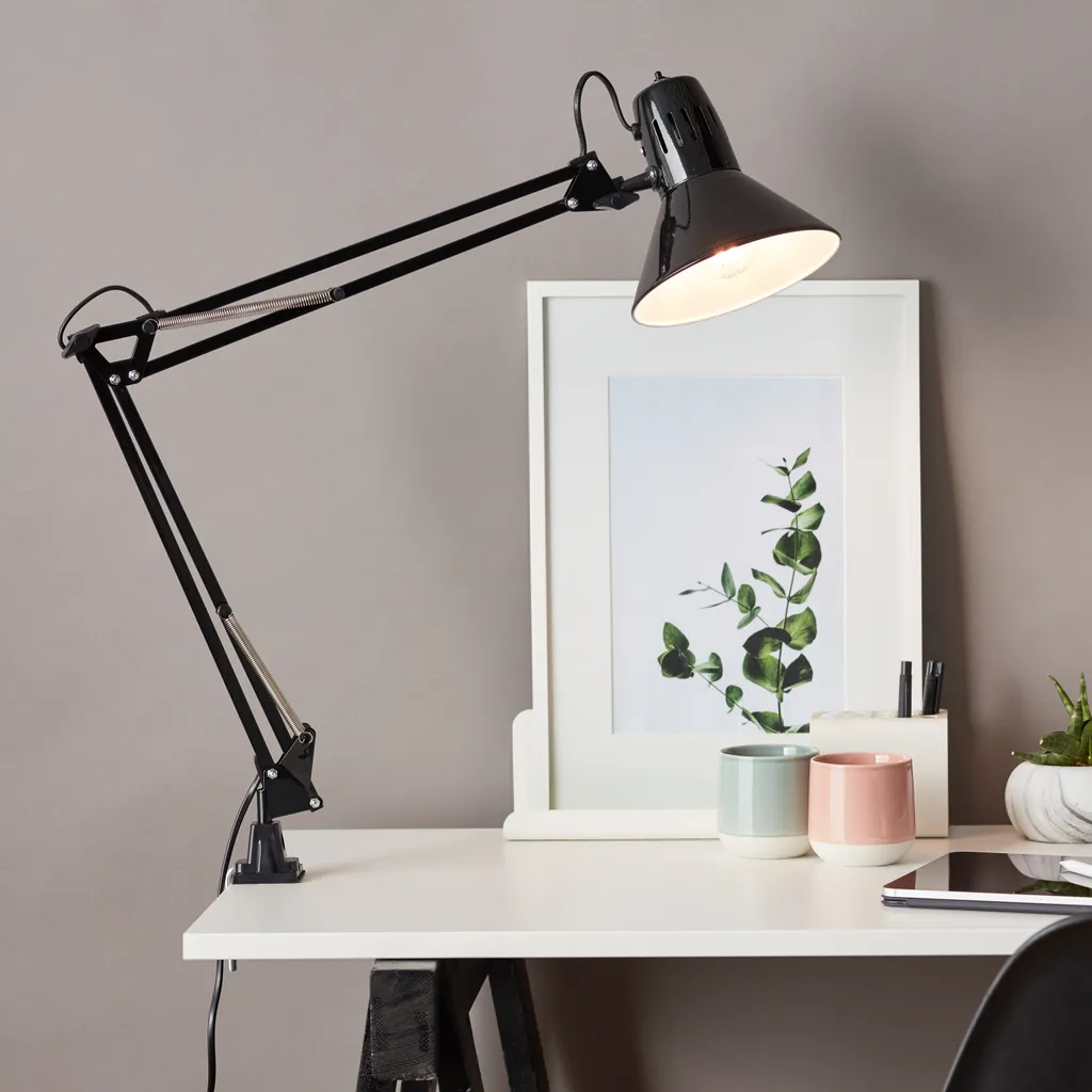 Gagnez de la place avec la lampe à pince Brilliant Hobby en métal noir