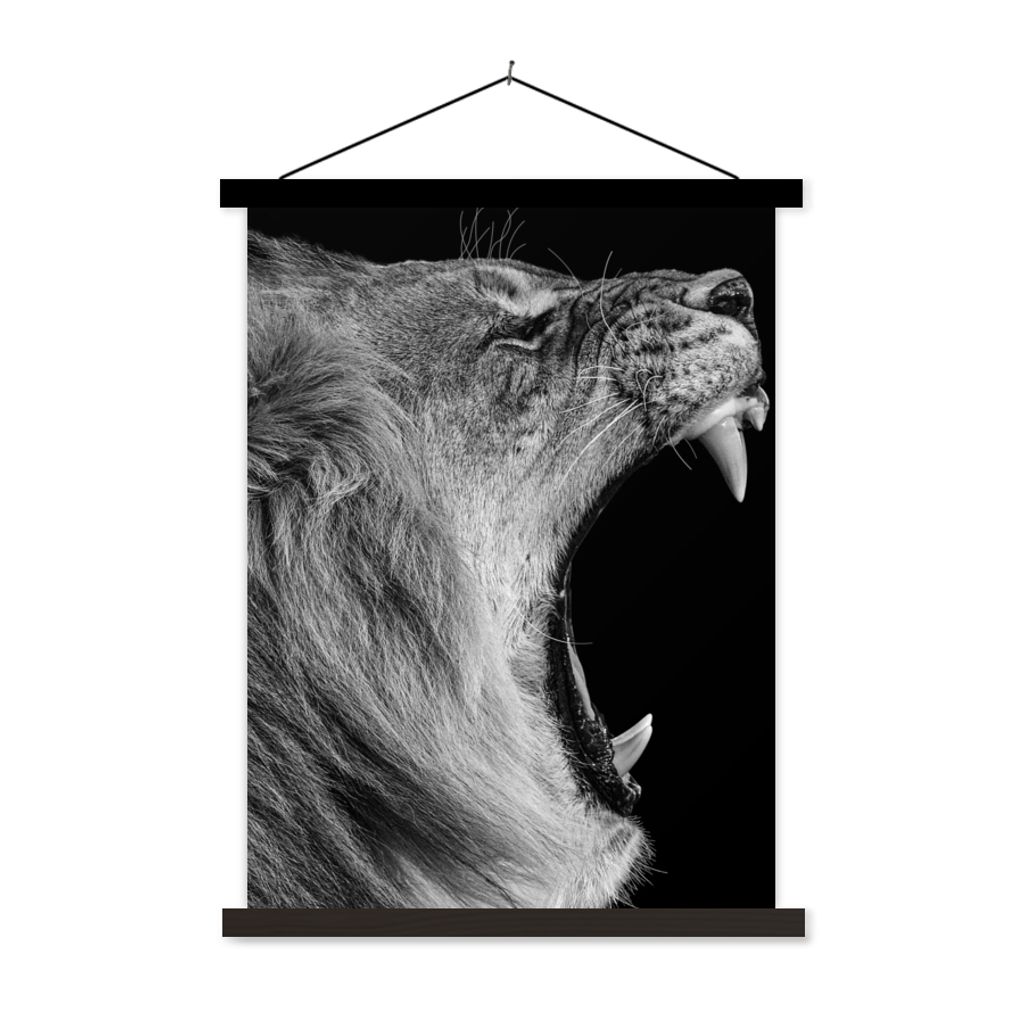 MuchoWow Textilposter Tiere - Löwe - Schwarz - Weiß - Porträt 60x80 cm mit schwarzem Rahmen - Plakathalter