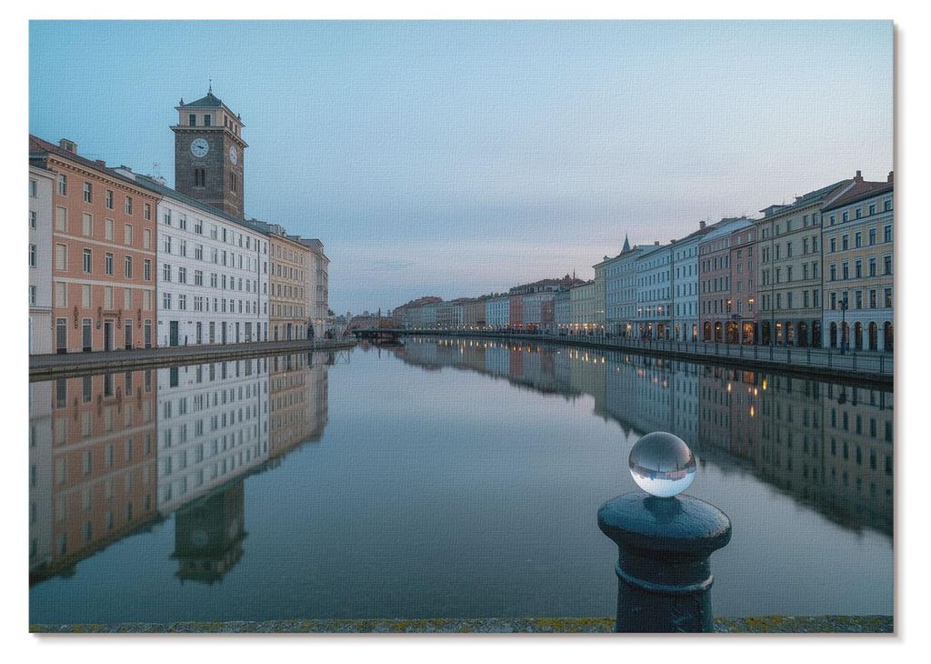 POSTER - 42x29 cm (A3) - Orin - Pastellfarbene Mietshäuser spiegeln sich im Kanalwasser - Wandbild für Wohnzimmer Schlafzimmer & Flur, Modernes P...