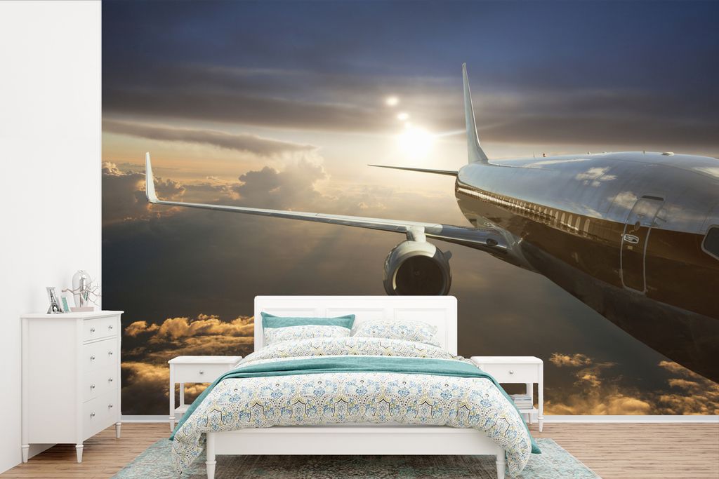 MuchoWow Fototapete für Wohnzimmer oder Schlafzimmer Wandtapete Vinyl Motivtapete Ein Düsenflugzeug fliegt über Wolken - 525x350 cm - Das Hint...