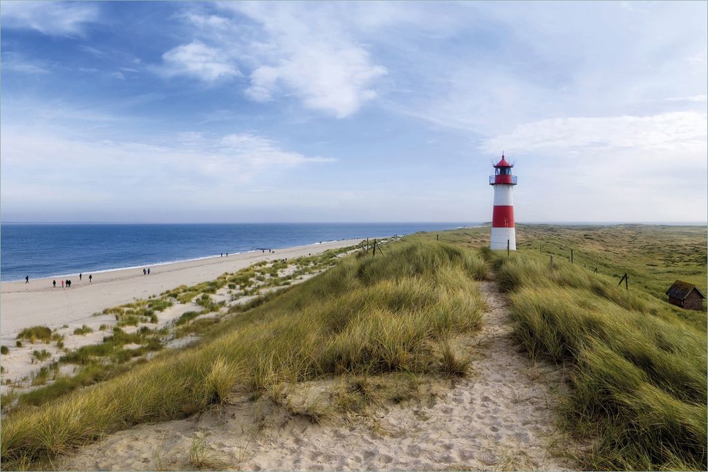 Wallario selbstklebendes Poster - Am Strand von Sylt Leuchtturm auf der Düne Panorama, Größe: 61 x 91,50 cm
