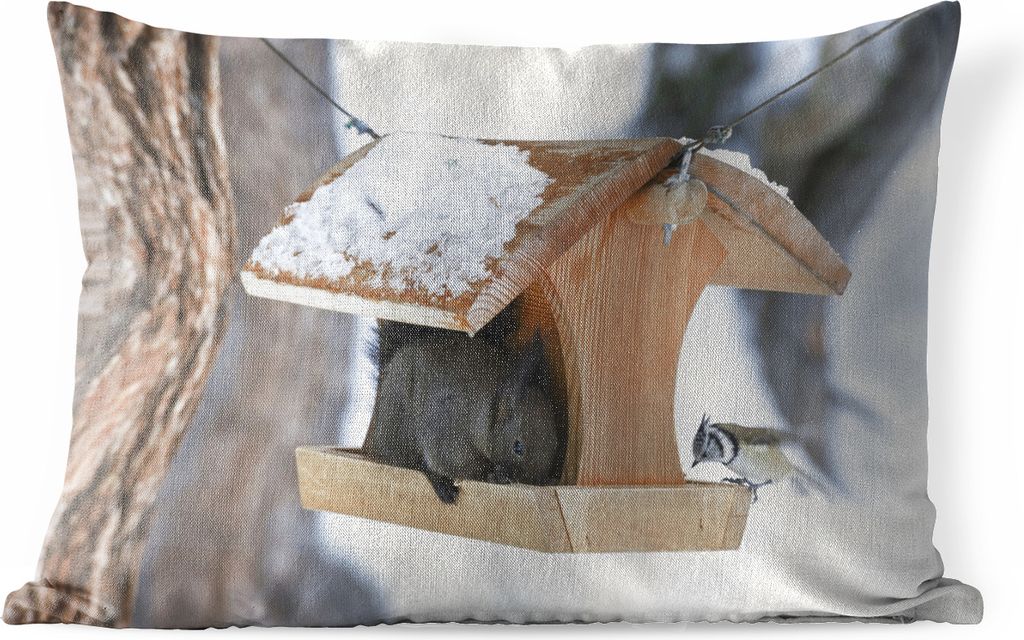 MuchoWow Outdoor Kissen - Eichhörnchen - Vogelhaus - Schnee - 60x40 cm - Wetterfest - Lounge Kissen - Zierkissen - Kissen für Innenräume