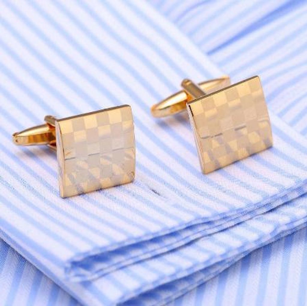 Goldfarbene Manschettenknöpfe mit Schachbrettmuster