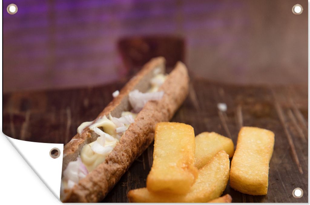 MuchoWow 60x40 cm Outdoor-Poster Gartendeko Sichtschutz Garten Poster für den Garten Ein Frikandel mit kleinen Pommes frites auf einem Holzbrett