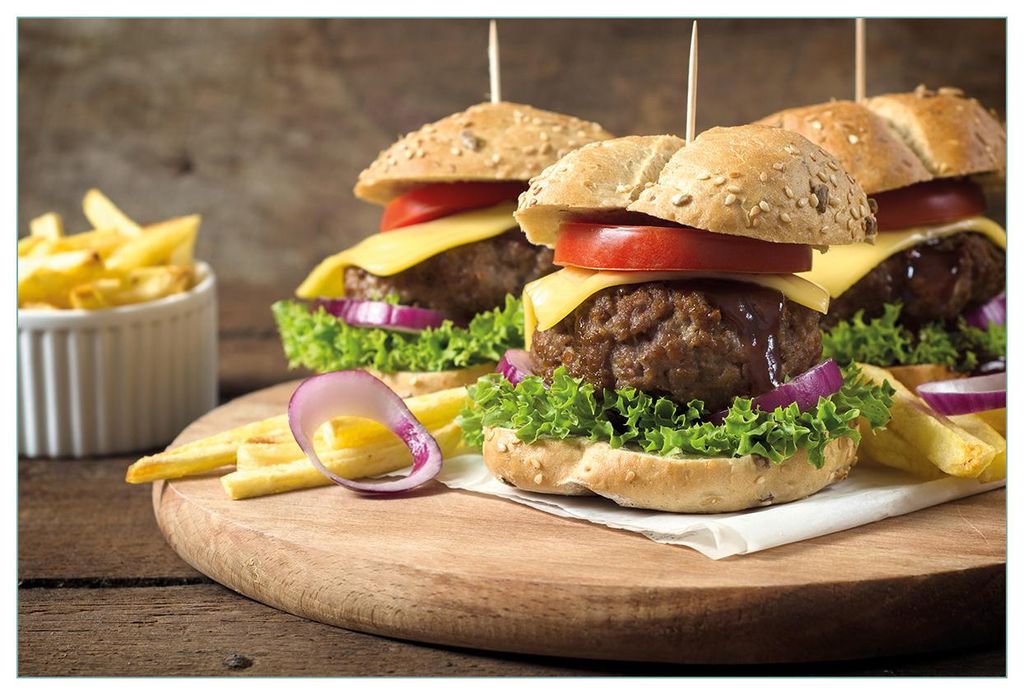 Wallario Küchenrückwand selbstklebend, Größe: 90 x 60 cm, Motiv: Saftige Burger auf Holzbrett | Spritzschutz | abwischbar | pflegeleicht | in