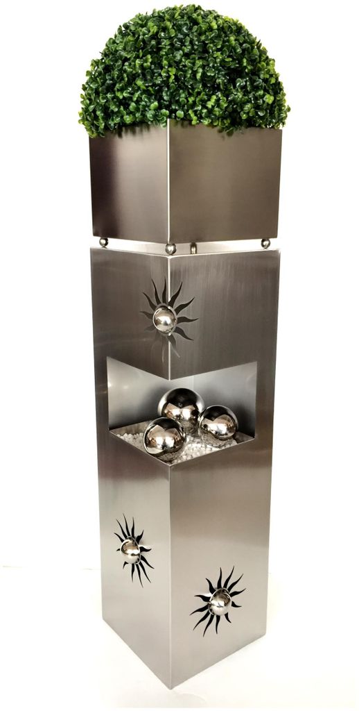 Outdoor Edelstahl Pflanzsäule mit Sonnenmustern, 102 cm hoch, mit grünem Kunstpflanzen-Topf in Gesamtansicht.