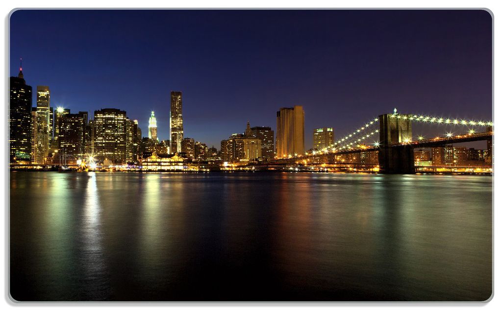 Wallario Frühstücksbrettchen aus Glas, je 14 x 23 cm, mit rutschfesten Füßen, Motiv New York Skyline - Brooklyn Bridge und Manhattan am Abend