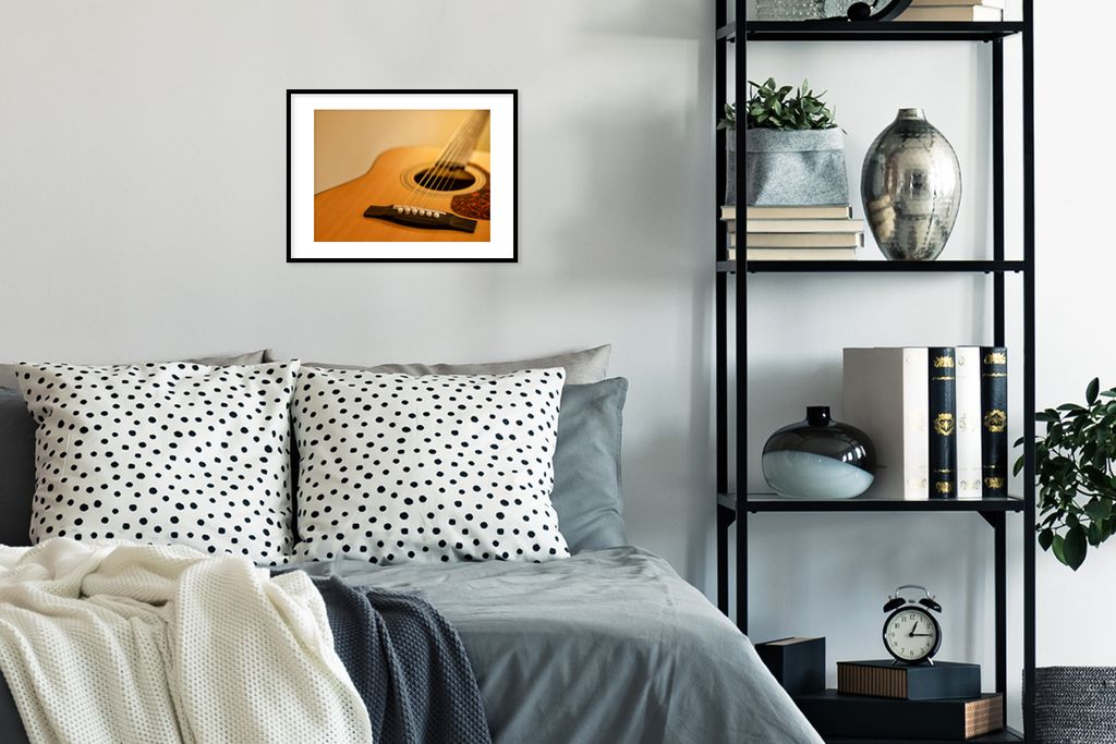 MuchoWow MuchoWow Gerahmtes Poster Gekippte Ansicht einer akustischen Gitarre 40x30 cm - Poster mit zchwarzem Bilderrahmen - Bilderrahmen - Pos...