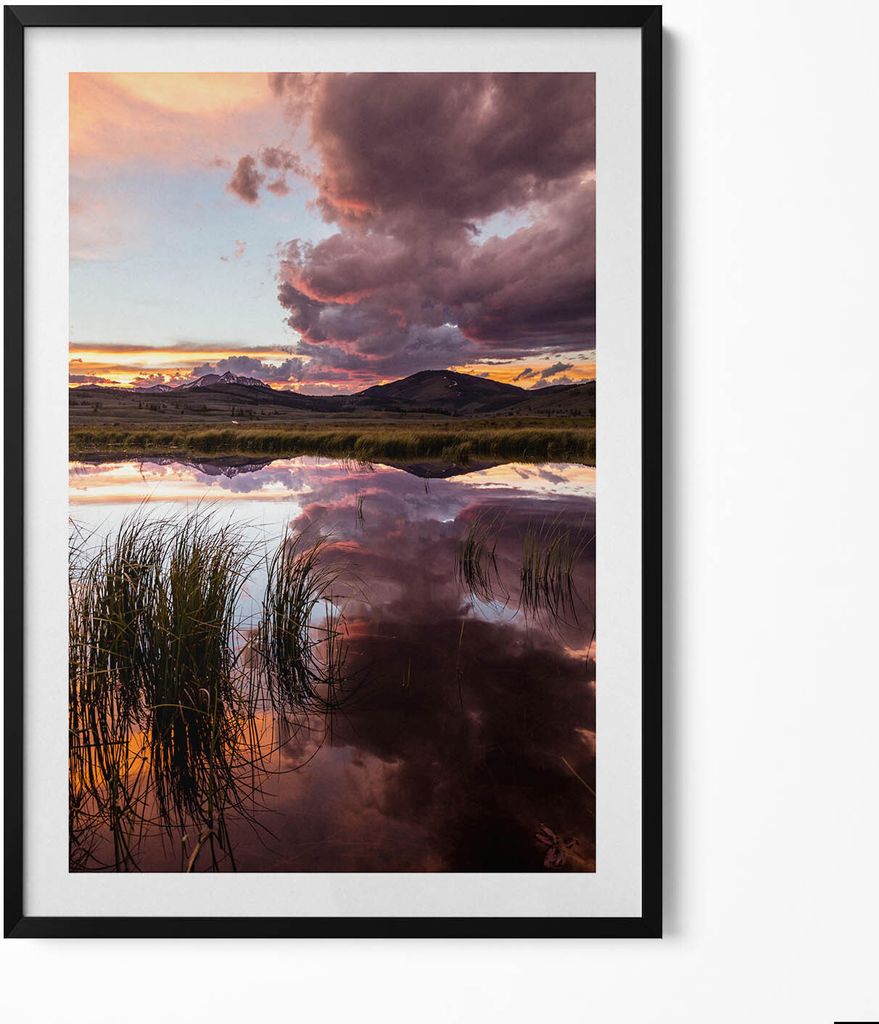 Wolken über einem See– Wandbild mit Rahmen – Gerahmtes Bild – Wanddekoration – 70x100 cm – Schwarz Rahmen