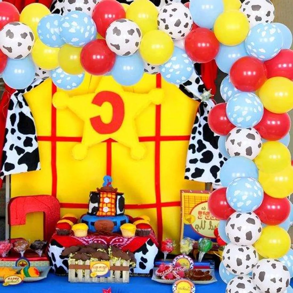 Arche de ballons anniversaire thème avion et nuages blancs pour fête
