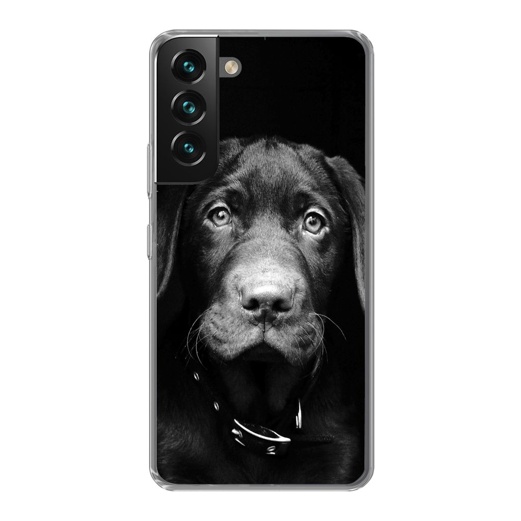 MuchoWow Handyhülle Schutzhülle Hülle für Samsung Galaxy S22 Nahaufnahme Labrador Welpe vor schwarzem Hintergrund in schwarz und weiß Siliko...
