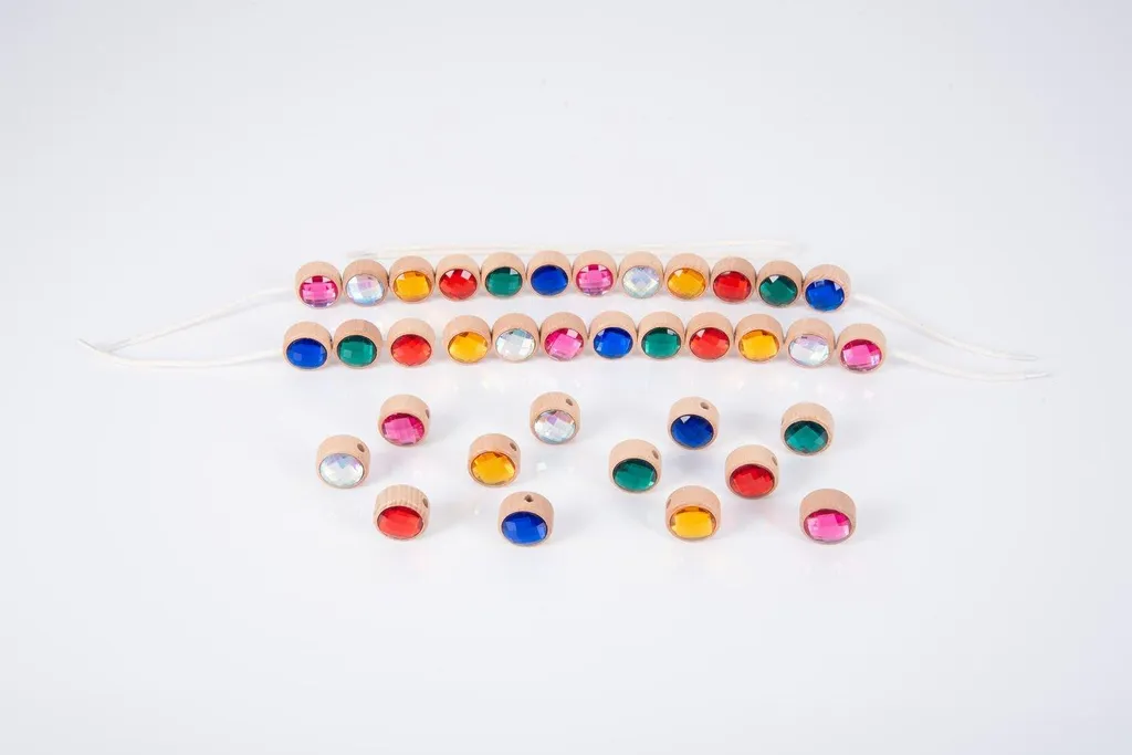 Perles à enfiler en bois pour apprendre les couleurs et les formes