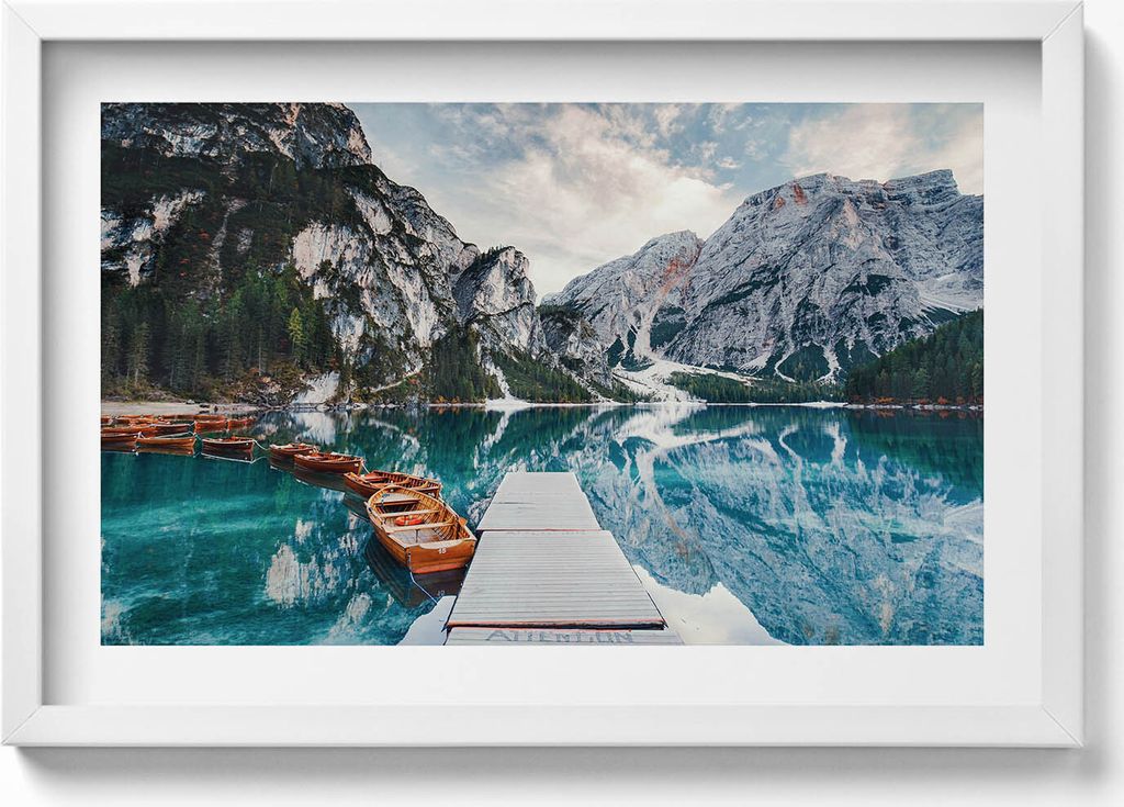 Boot auf einem See in den Bergen– Wandbild mit Rahmen – Gerahmtes Bild – Wanddekoration – 60x40 cm – Schwarz Rahmen