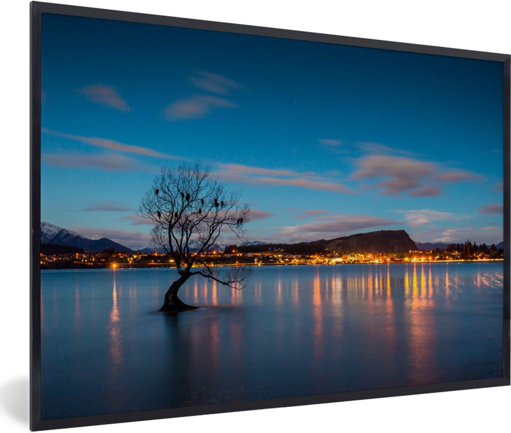 MuchoWow Gerahmtes Poster Baum - See - Stadt 90x60 cm - Poster mit Schwarzem Bilderrahmen Wandposter Rahmen Foto Bilder - Fotorahmen - Foto-Plakat