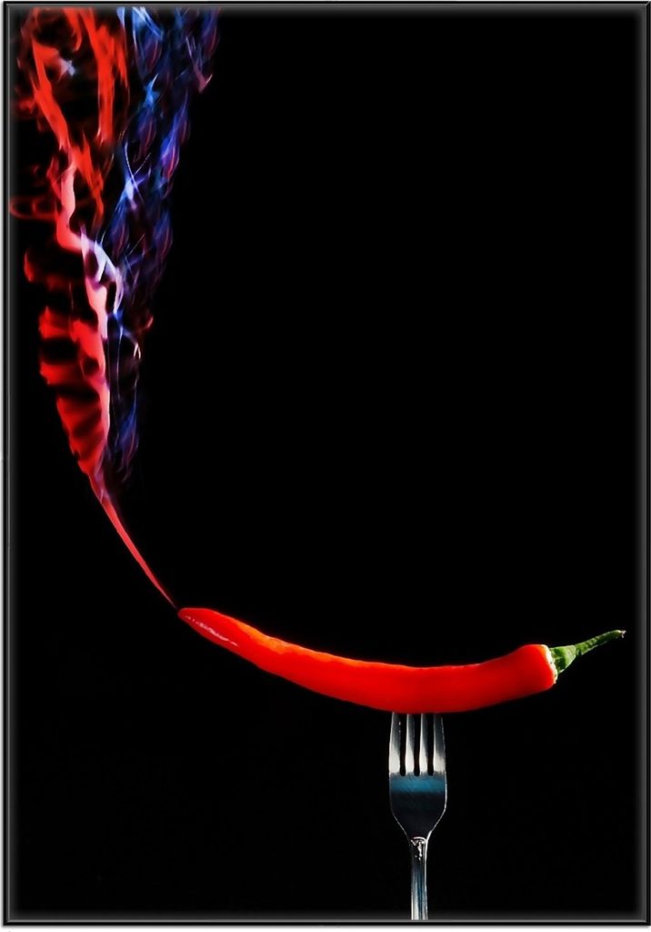 Wallario Wandbild Rauchende Chili-Schote an einer Gabel, Größe: 70,30 x 100,30 cm, Poster mit schwarzem Aluminiumrahmen