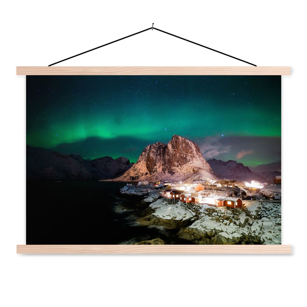 MuchoWow Textilposter Nordlichter - Berg - Haus - Insel 120x80 cm mit holzfarbenen Rahmen - Aufhängeset