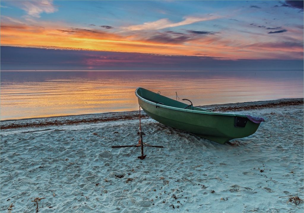 Wallario Poster - Einsames Fischerboot mit Anker am Strand, Kunstdruck Größe: 70 x 100 cm