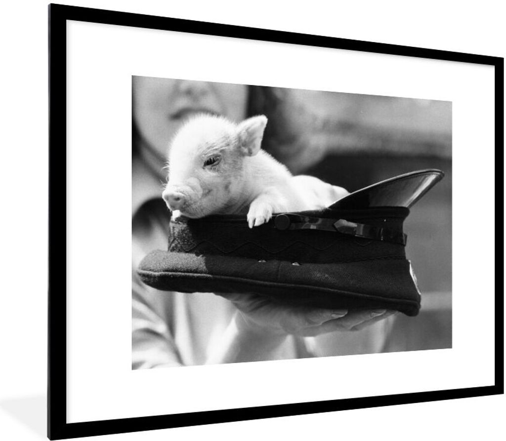 MuchoWow MuchoWow Gerahmtes Poster Groß im Hut - schwarz und weiß 80x60 cm - Poster mit zchwarzem Bilderrahmen - Schlafzimmer-Dekorationen - ...