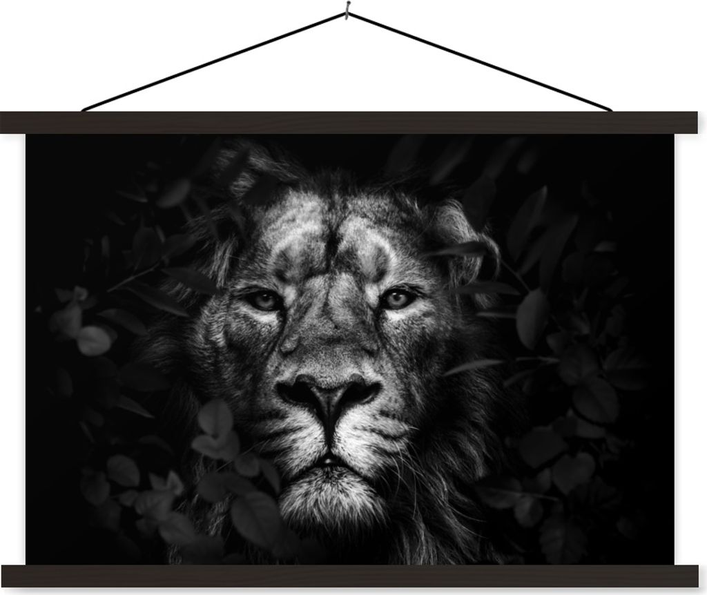 MuchoWow Textilposter Löwe zwischen den Blättern im Dschungel - schwarz und weiß 60x40 cm mit schwarzem Rahmen - Hölzernes