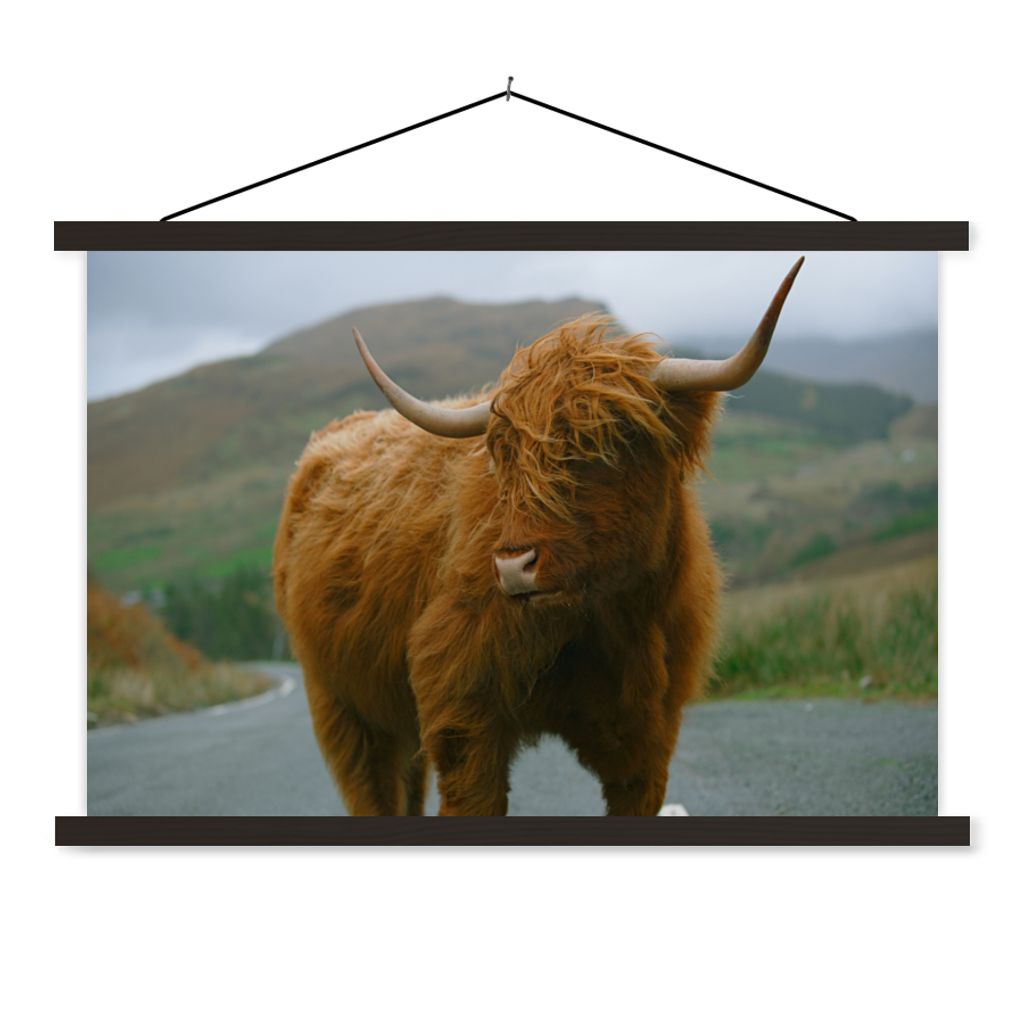MuchoWow Textilposter Schottischer Highlander - Berg - Straße 120x80 cm mit schwarzem Rahmen - Wanddeko