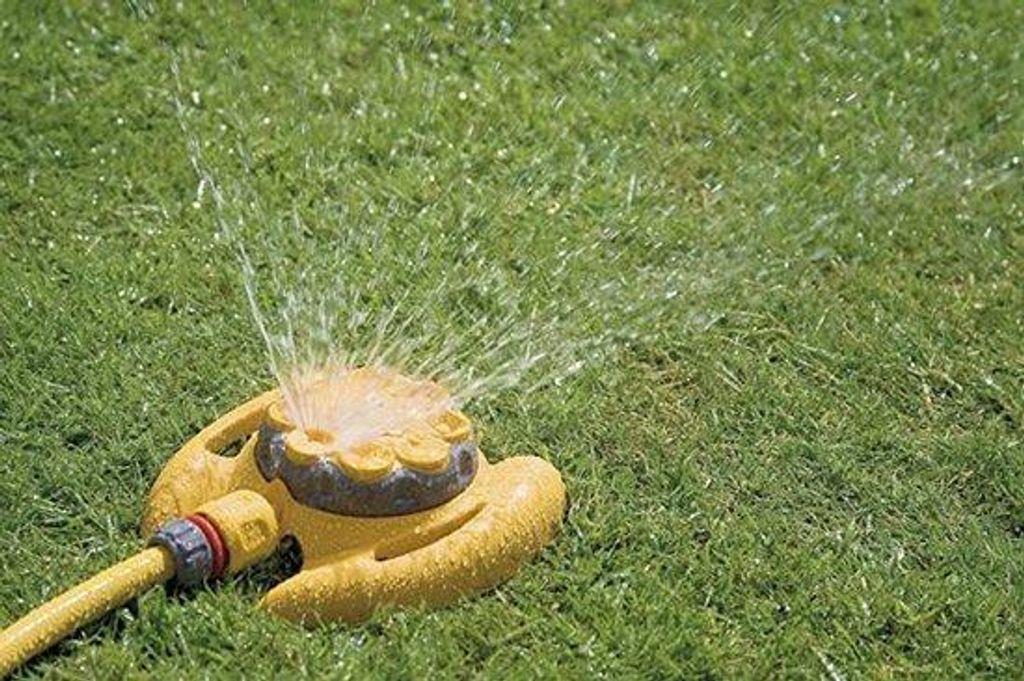 Grüner Sprühgartenwasserer, Bewässerungssystem, Rasensprinkler, Wasserstrahl für den Garten