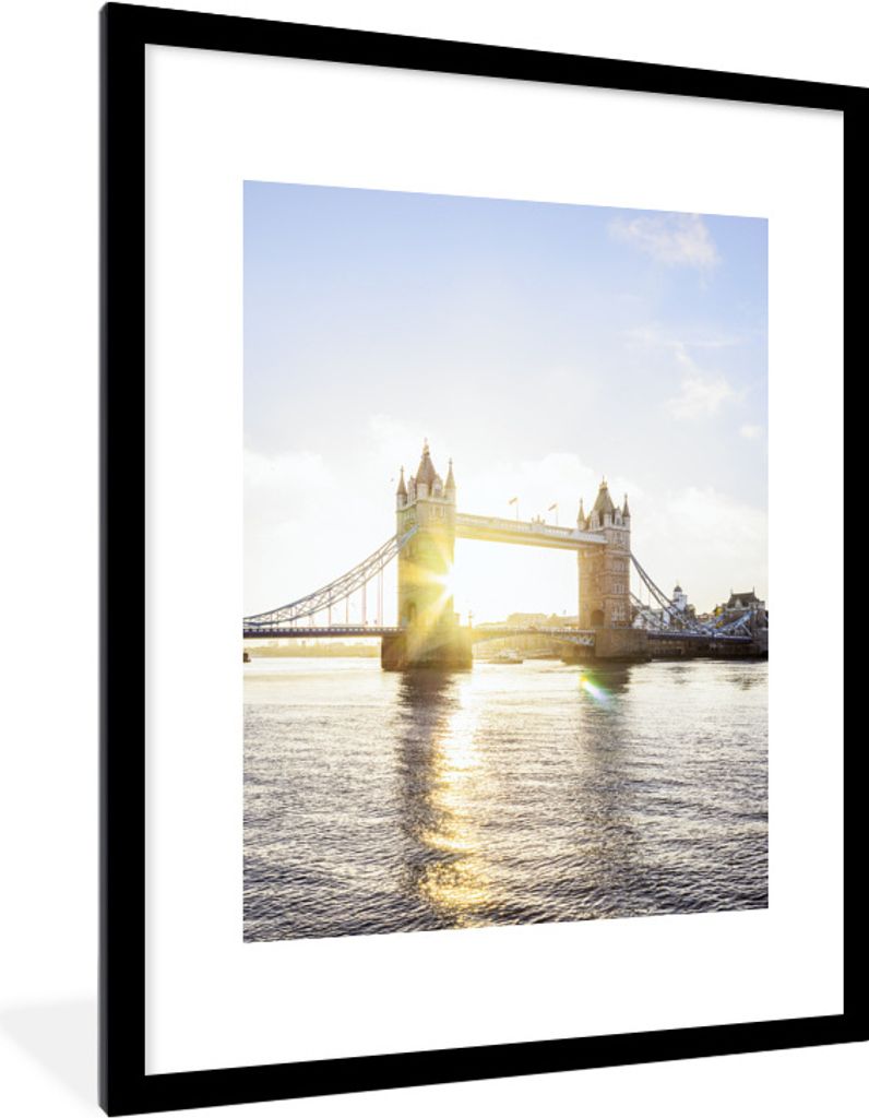 MuchoWow Gerahmtes Poster Sonnenstrahlen hinter der Tower Bridge in London 60x80 cm - Poster mit Schwarzem Bilderrahmen Wandposter Rahmen Foto Bi...