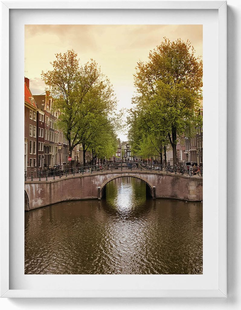 Amsterdamer Grachten in der Stadt– Wandbild mit Rahmen – Gerahmtes Bild – Wanddekoration – 60x80 cm – Weiß Rahmen