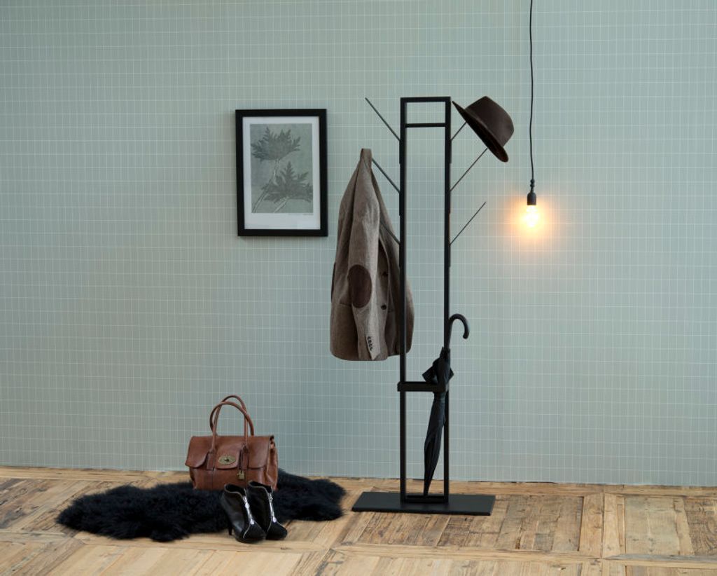Garderobenständer Vimp in schwarz lackierten Metall mit Schirmständer.