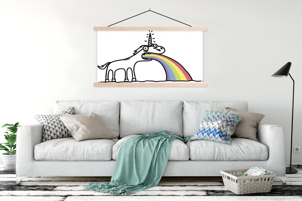 MuchoWow Textilposter Eine Illustration eines Einhorns, das einen Regenbogen ausspuckt - Mädchen - Kinder - Kind 120x80 cm mit holzfarbenen Rahm...