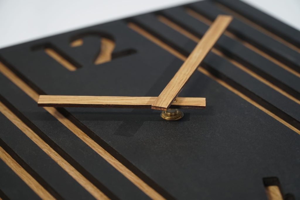 FLEXISTYLE Orologio Da Parete Quadrato Moderno LOFT 30 Cm - Silenzioso, Numeri Romani, Legno Rovere Grigio