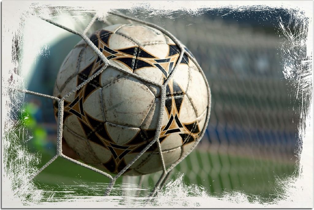 Kunstdrucke Wandbilder Holz in : Brillante Farben, Größe 60 x 90 cm Motiv Fußball - Ball im Tor - Bolzplatz