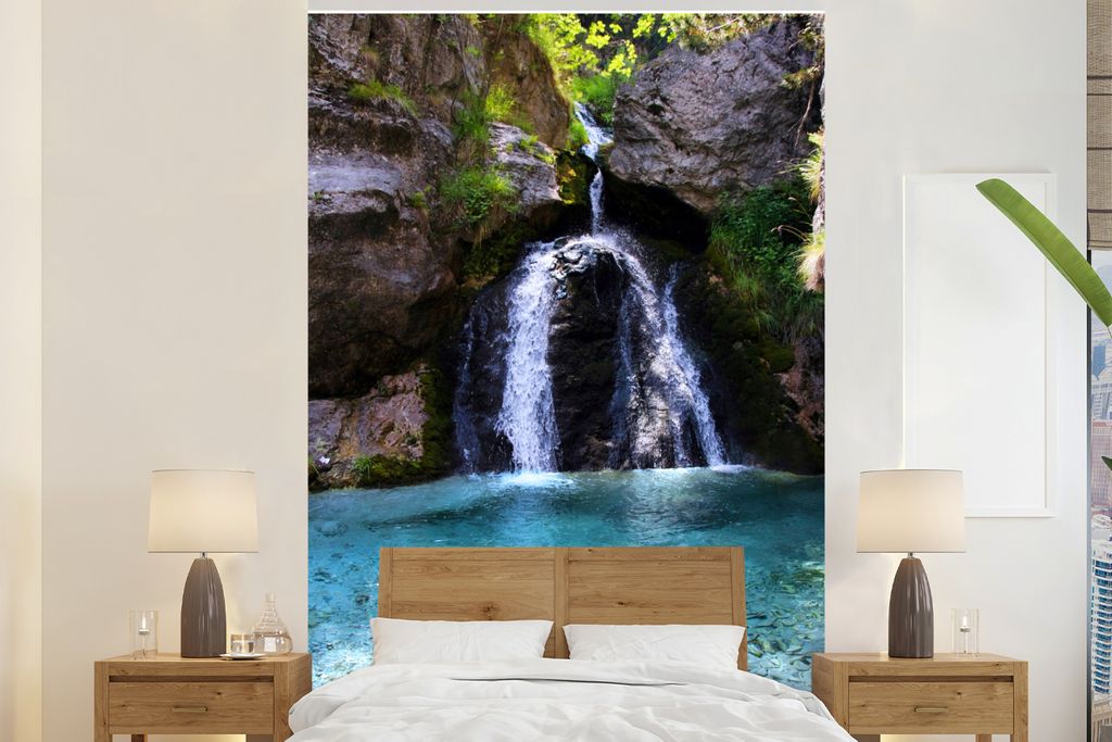 MuchoWow Fototapete für Wohnzimmer oder Schlafzimmer Wandtapete Vinyl Motivtapete Ein Wasserfall am Berg Olympus - 225x350 cm - Schlafzimmer tapete
