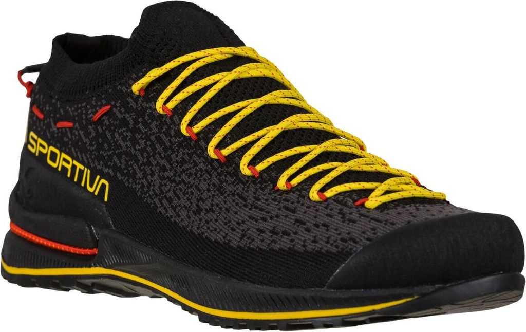 Schwarze Zustiegsschuhe "TX2 Evo" von La Sportiva mit gelben Schnürsenkeln und rutschfester Sohle.