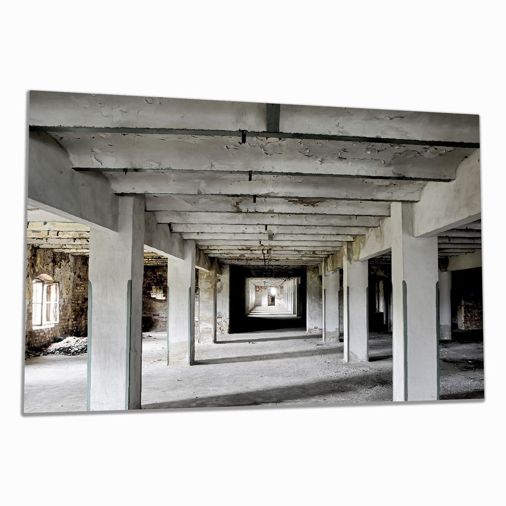 Wallario Herdabdeckplatte aus Glas, Größe 90 x 52 cm 1-teilig, Motiv Alte Industriehalle - einsame Lagerhalle einer Brauerei
