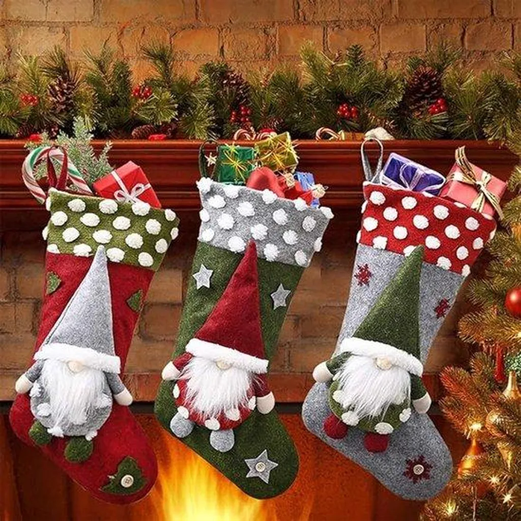 Lot de 4 Chaussettes de Noël 18 cm en Peluche Rouge avec Fausse Fourrure