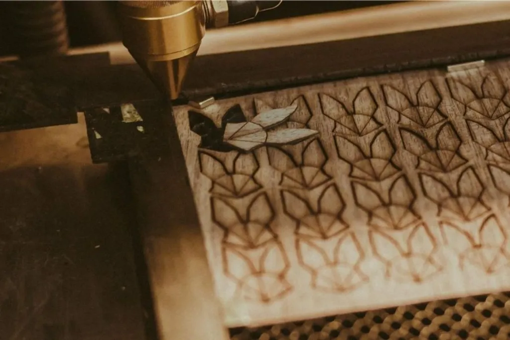 Ciondolo BeWooden Gatto Grigio: Il Regalo Magico per Amanti dei Gatti - 5