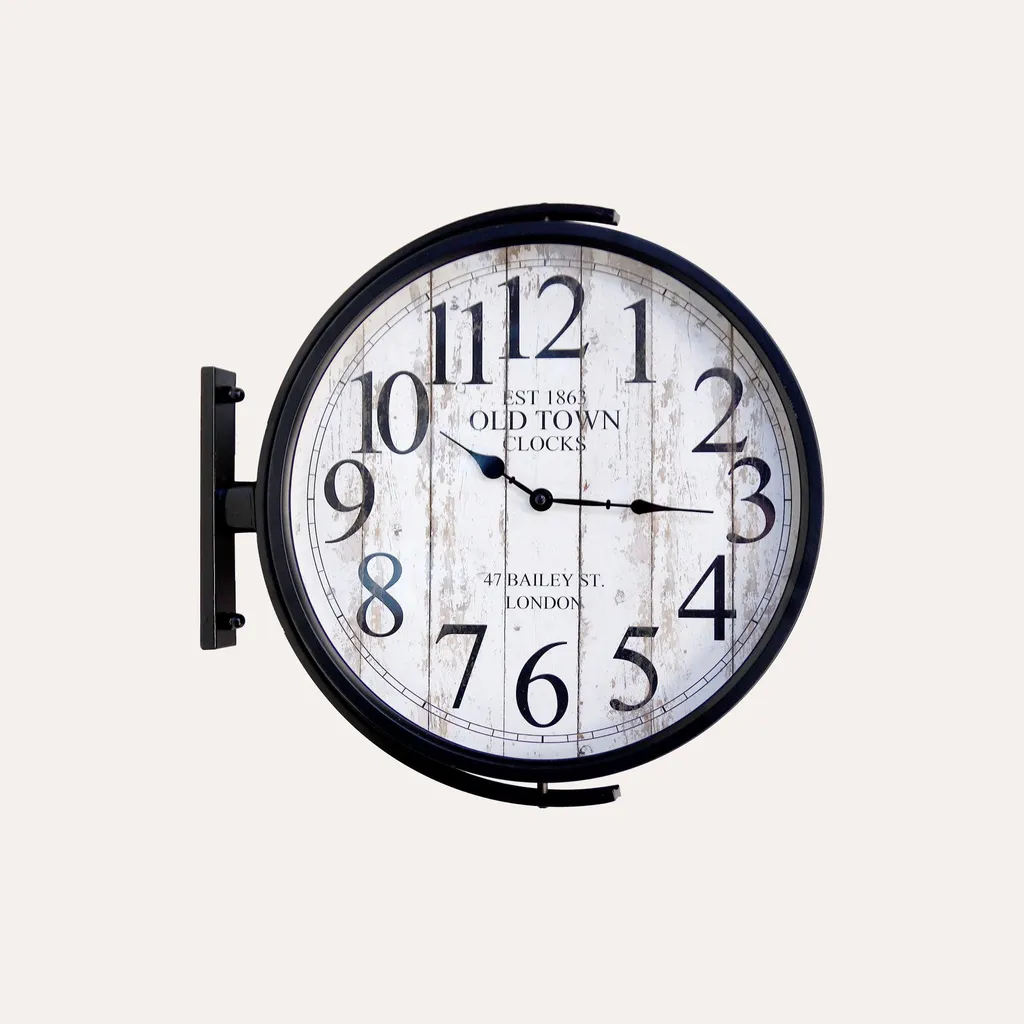 Horloge en fer noir avec verre : fini la poussière sur votre décoration