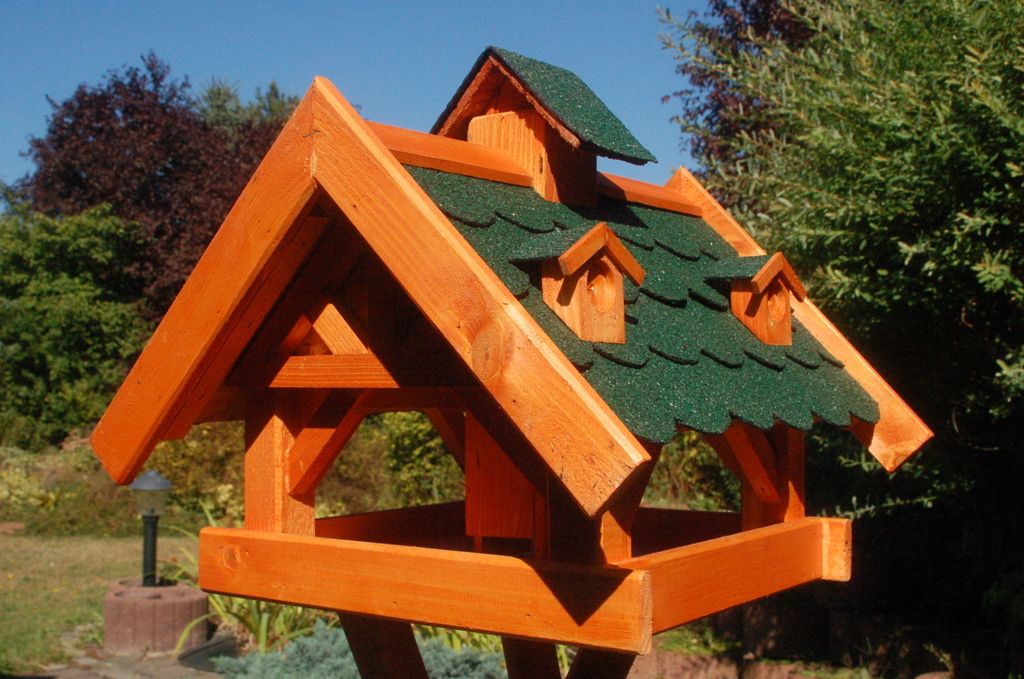 Futterhaus/ Vogelhaus V19 mit Bitumenschindeln und mit Solarbeleuchtung