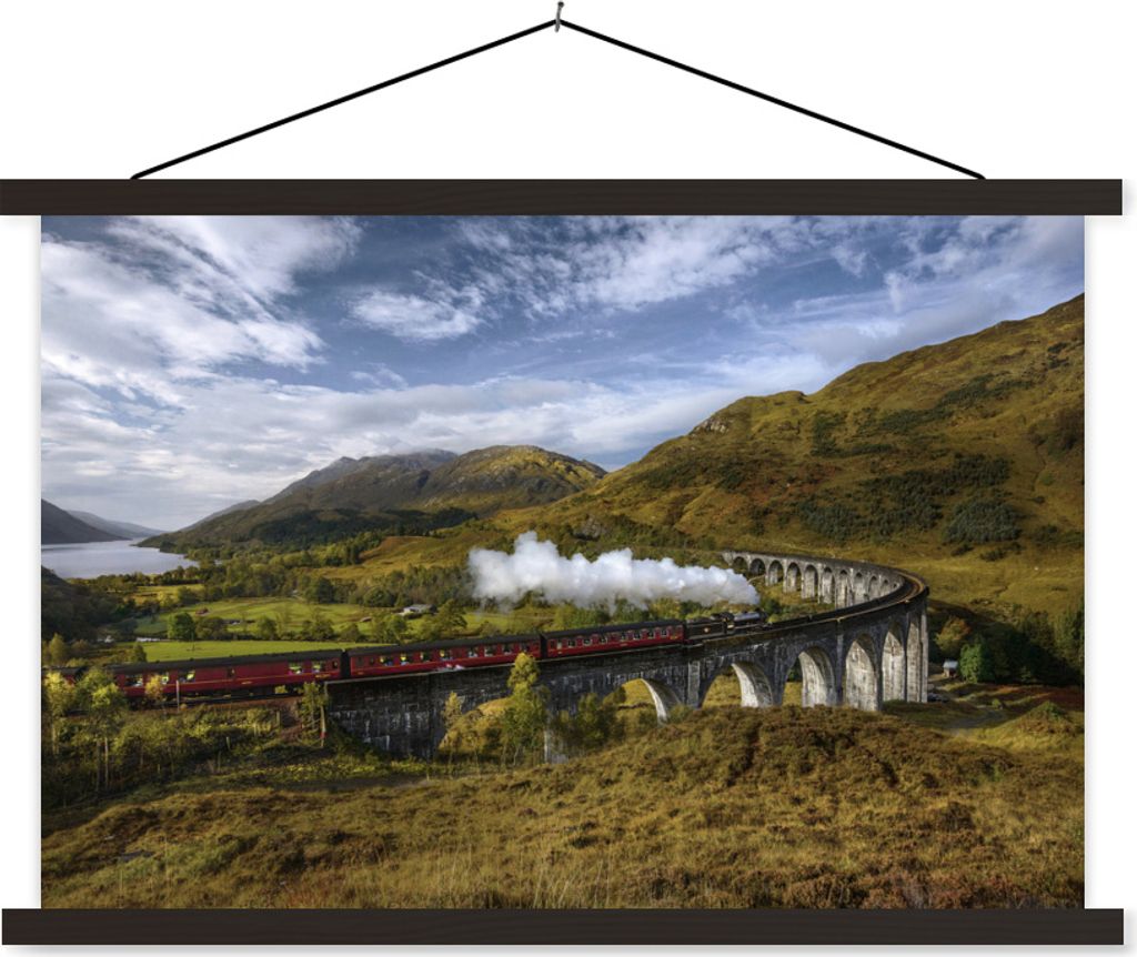 MuchoWow Textilposter Eine rote Dampflokomotive überquert einen Fluss 90x60 cm mit schwarzem Rahmen - Aufhängungssatz