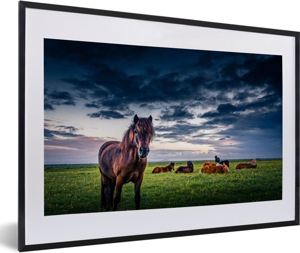 MuchoWow Gerahmtes Poster Pferde - Wolken - Gras 60x40 cm - Poster mit Schwarzem Bilderrahmen Wandposter Rahmen Foto Bilder - Schlafzimmer - Plak...