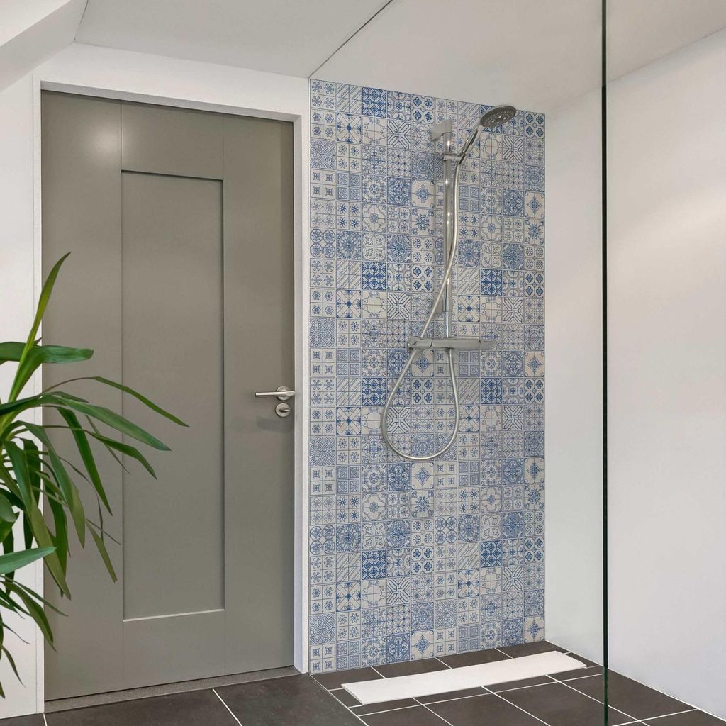 Duschrückwand mit Motiv selbstklebend - 0.35 mm Wandpaneel wasserfest Design blau Fliesenoptik Illustration Badrückwand fugenlos Smart matt 90x20...