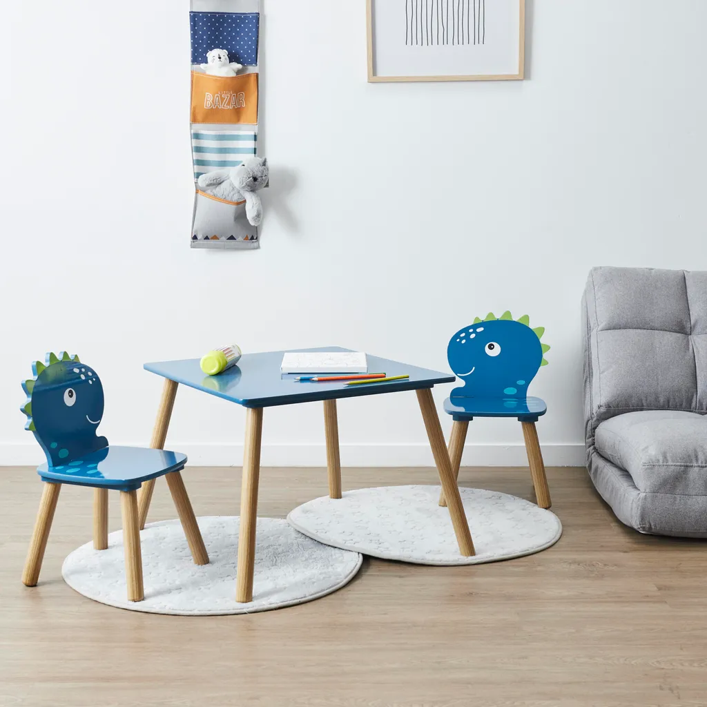 Mobilier de chambre enfant comprenant une table carrée et deux chaises