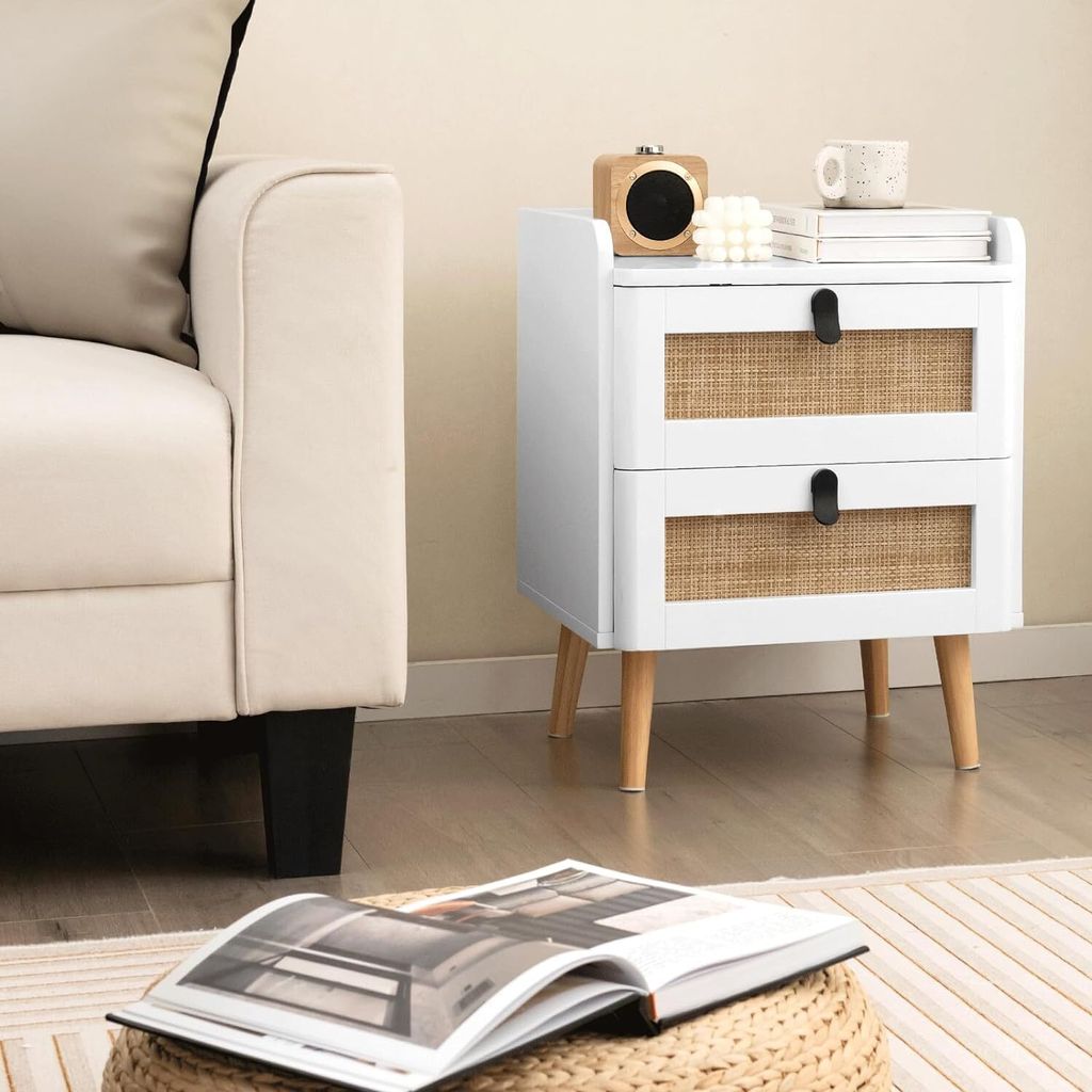 Nachttisch mit 2 Schubladen, Nachtschrank mit Massivholzbeinen, Nachtkommode mit Metallgriffen & Rattan-Design, Beistelltisch mit Kippsicherung, We...