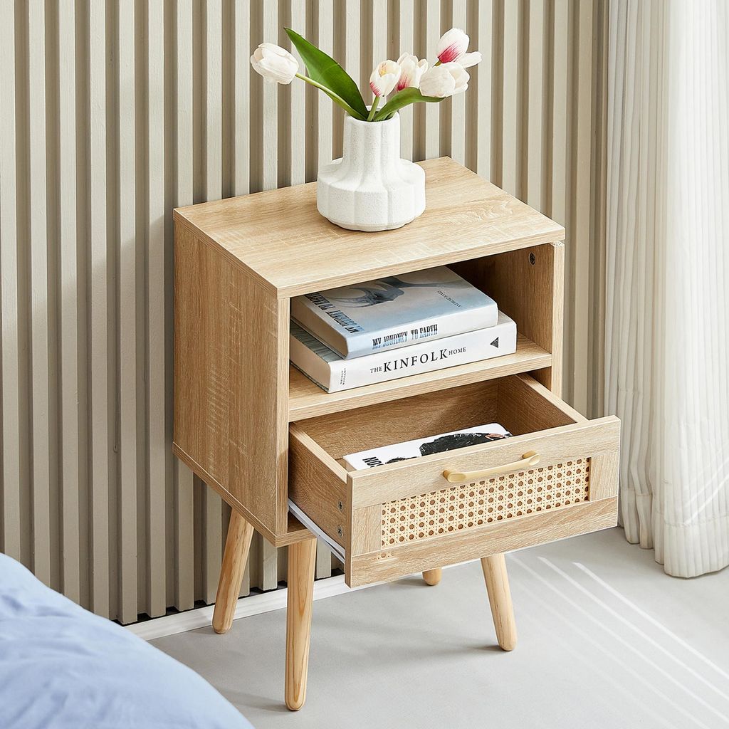Rattan-Beistelltisch mit Schublade und Massivholzbeinen, Produktbild 