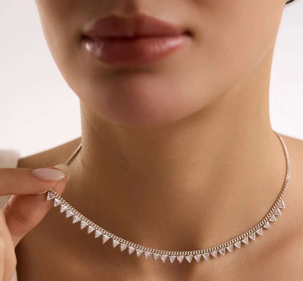 Collier femme argent chic pour soirée, pendentif triangle zircons blancs