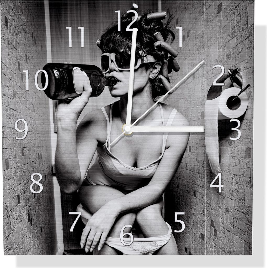 Wallario Design Wanduhr Kloparty - Sexy Frau auf Toilette mit Weinflasche aus Aluverbund, Größe 30 x 30 cm