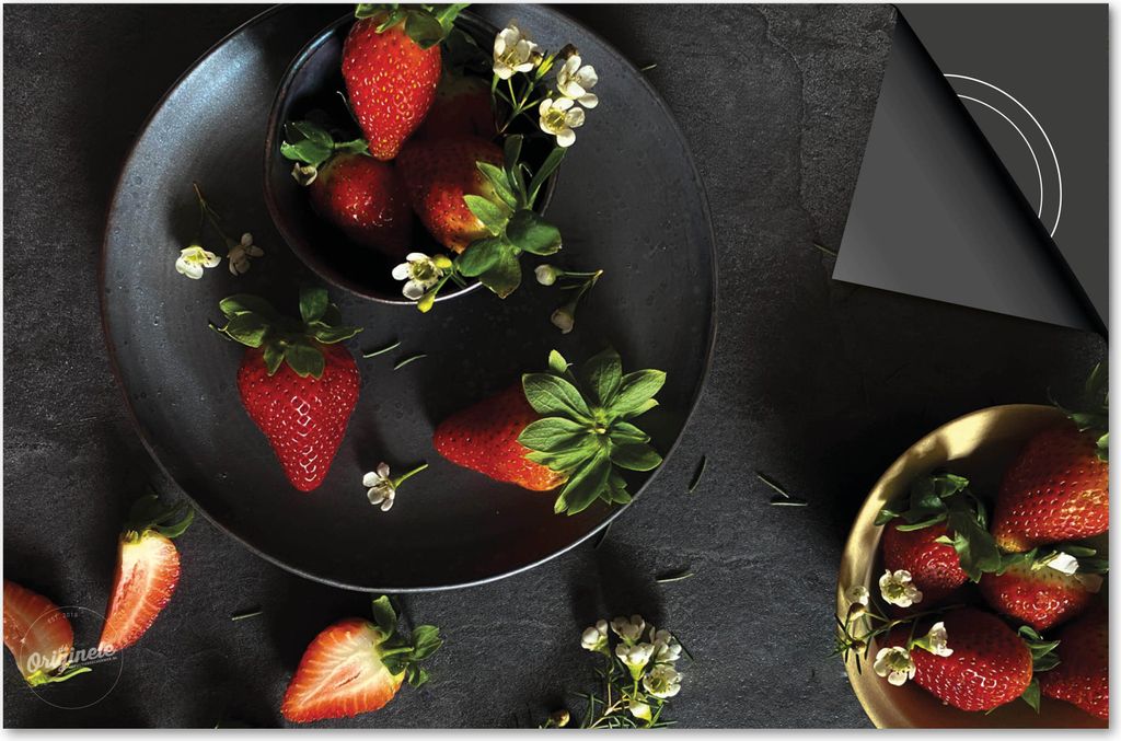 Induktionsschutz 77x51 - abdeckplatte Induktion matt- Dietrix Kochfeldschutz- Exklusive - Flatlay - Erdbeeren