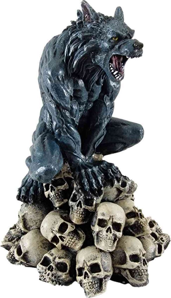 Werwolf auf Schädelhaufen