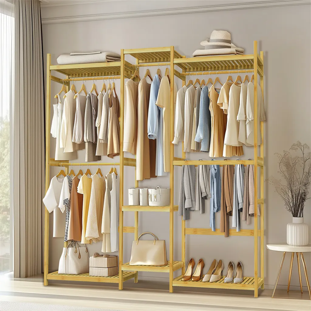 Dressing ouvert en bois pour optimiser le rangement de la chambre
