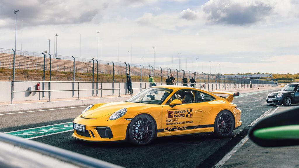 Jochen Schweizer Renntaxi Porsche 911 GT3 Nürburgring; Erlebnis verschenken oder selbst erleben; Gutschein gültig für 1 Person Gruppengröße: ...